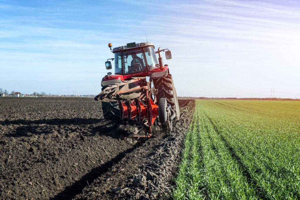 Hortinov-Tractor agricultural machine cultivating field.